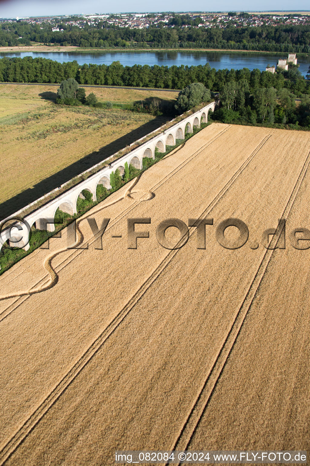 Viaduc à Vineuil/Loire à Vineuil dans le département Loir et Cher, France du point de vue du drone