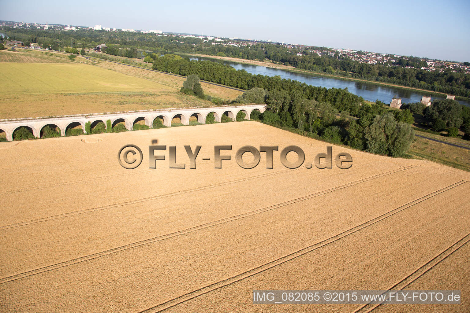 Viaduc à Vineuil/Loire à Vineuil dans le département Loir et Cher, France d'un drone