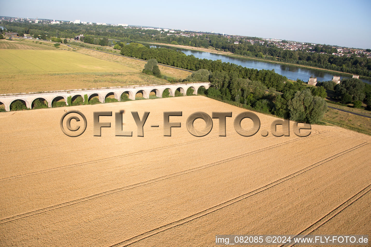 Viaduc à Vineuil/Loire à Vineuil dans le département Loir et Cher, France d'un drone