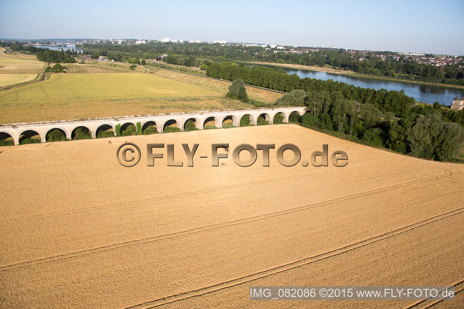 Viaduc à Vineuil/Loire à Vineuil dans le département Loir et Cher, France vu d'un drone