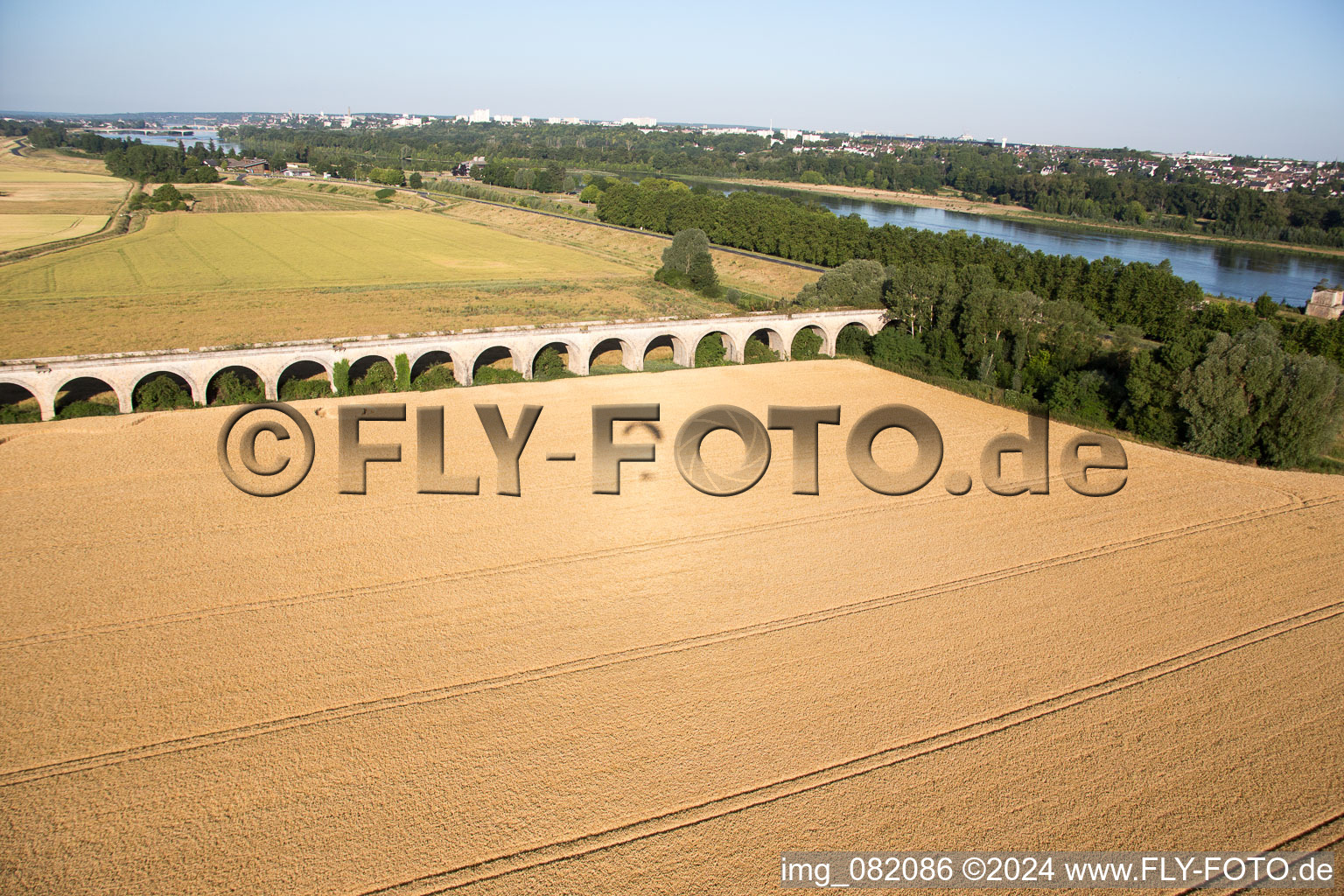 Viaduc à Vineuil/Loire à Vineuil dans le département Loir et Cher, France vu d'un drone