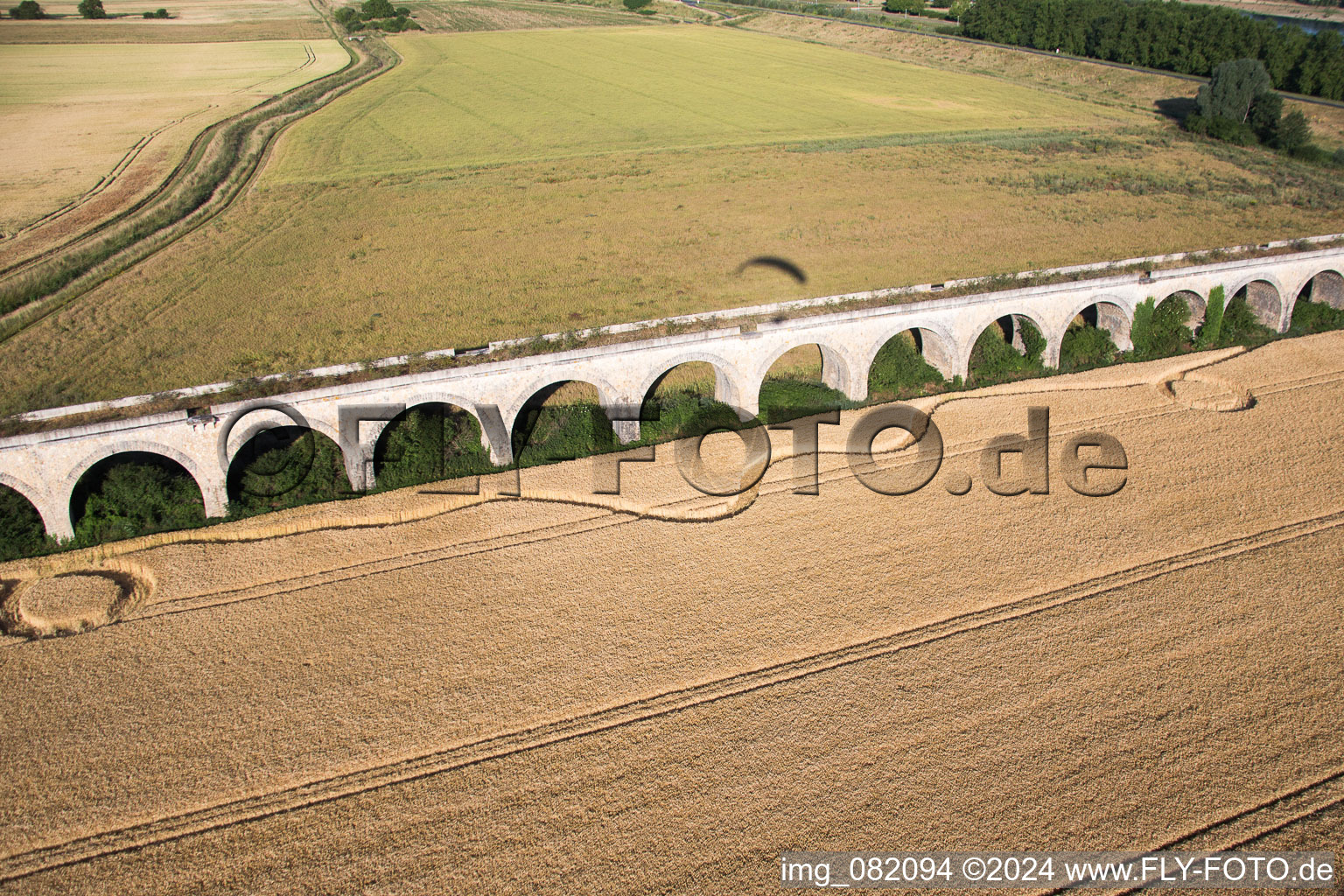 Viaduc à Vineuil/Loire à Vineuil dans le département Loir et Cher, France d'en haut