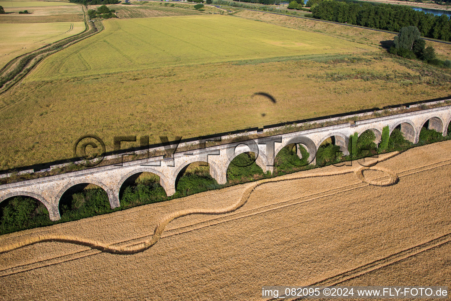 Vue aérienne de Aqueduc à Vineuil dans le département Loir et Cher, France