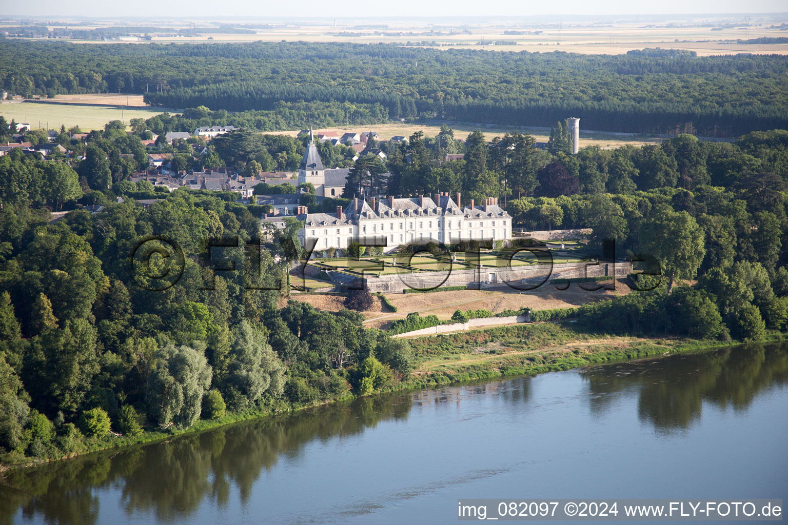 Vue aérienne de Menars dans le département Loir et Cher, France