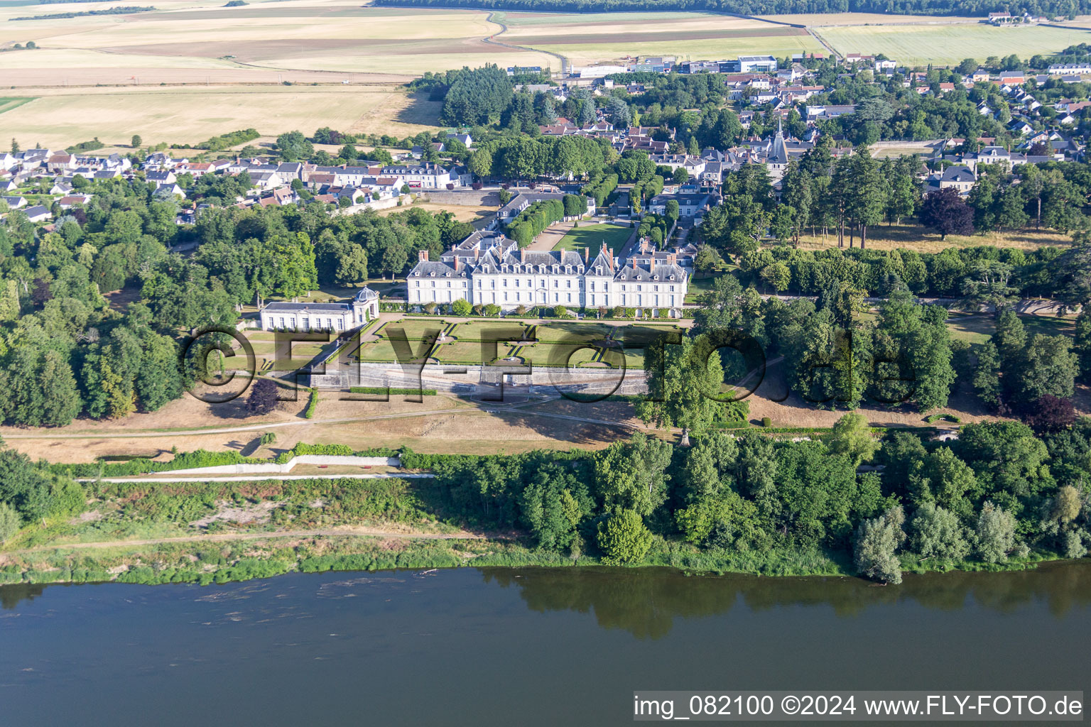 Vue aérienne de Parc du Château de Menars sur la Loire à Menars dans le département Loir et Cher, France