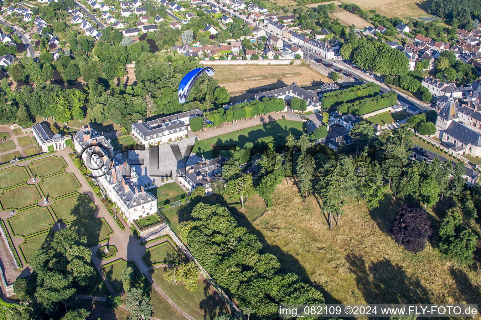 Vue aérienne de Parc du Palais de la Fondation du Palais Pompadour à Menars dans le département Loir et Cher, France