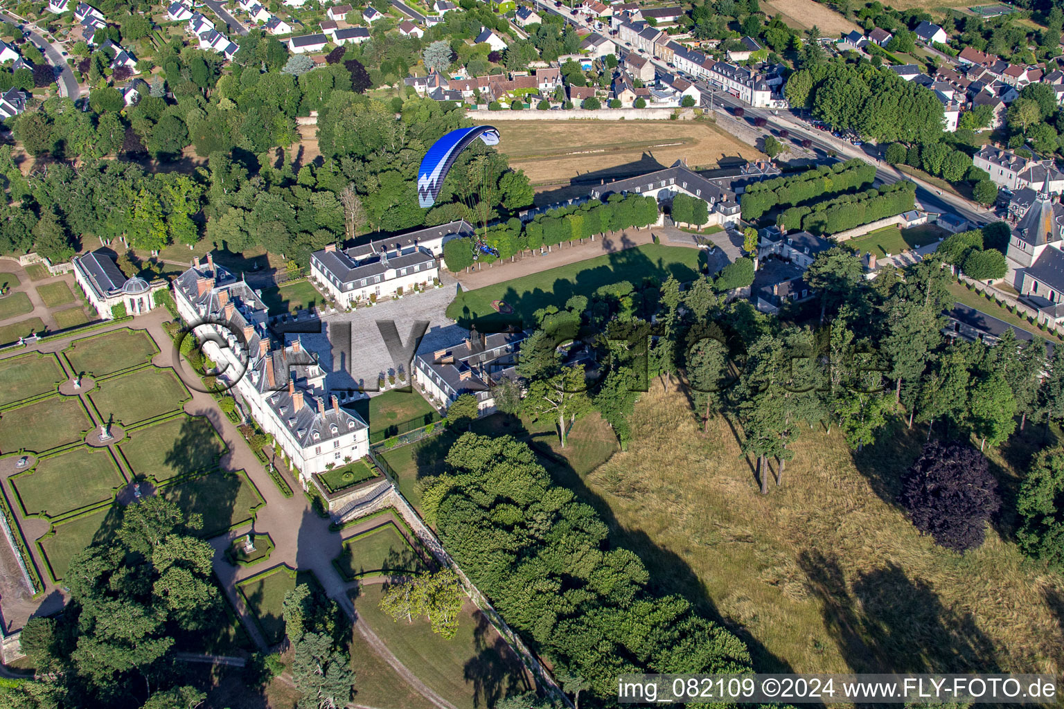 Vue aérienne de Parc du Palais de la Fondation du Palais Pompadour à Menars dans le département Loir et Cher, France