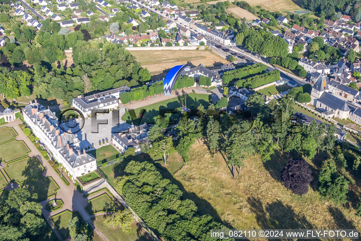 Vue aérienne de Parc du Château de Menars sur la Loire à Menars dans le département Loir et Cher, France