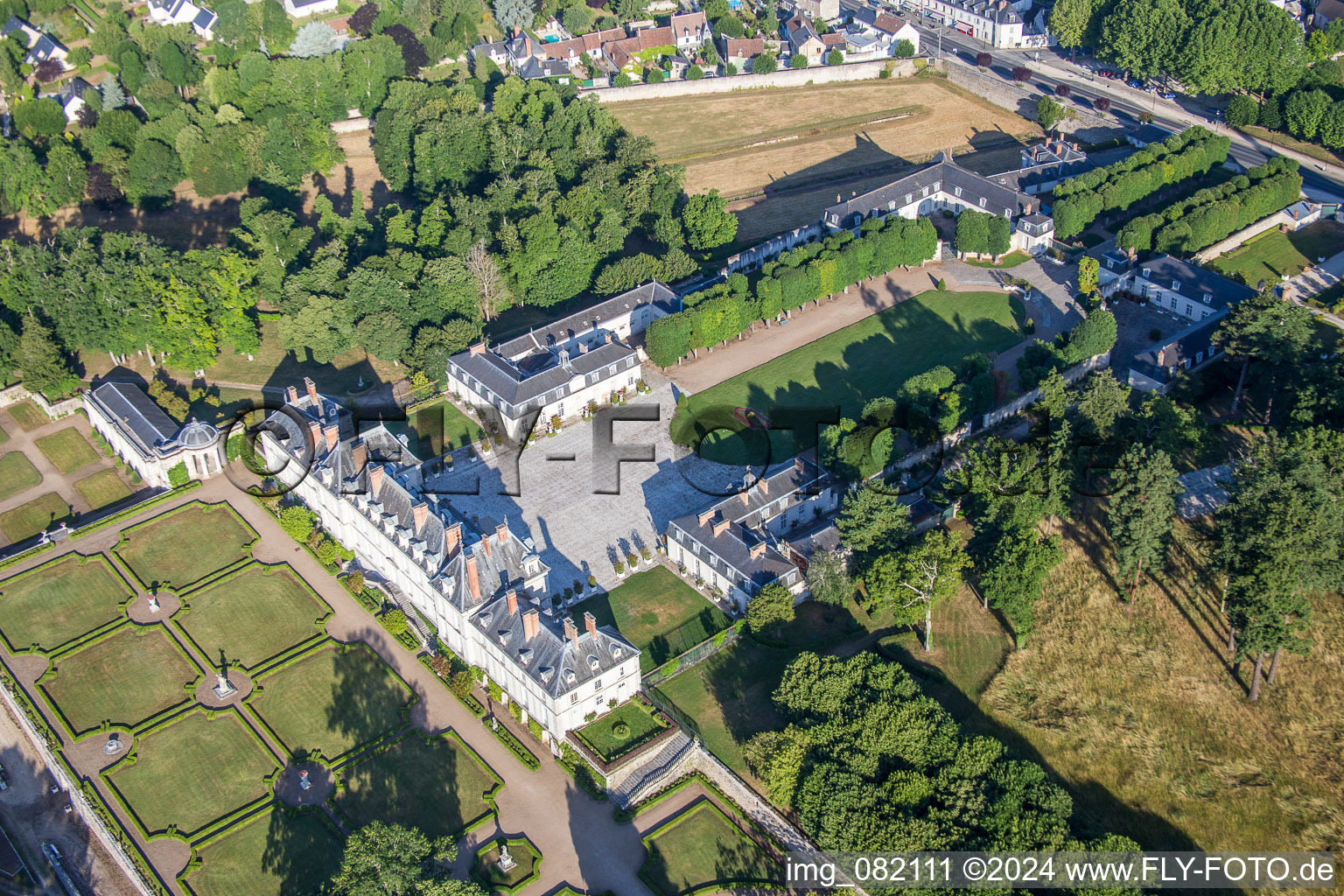 Vue aérienne de Parc du Palais de la Fondation du Palais Pompadour à Menars dans le département Loir et Cher, France