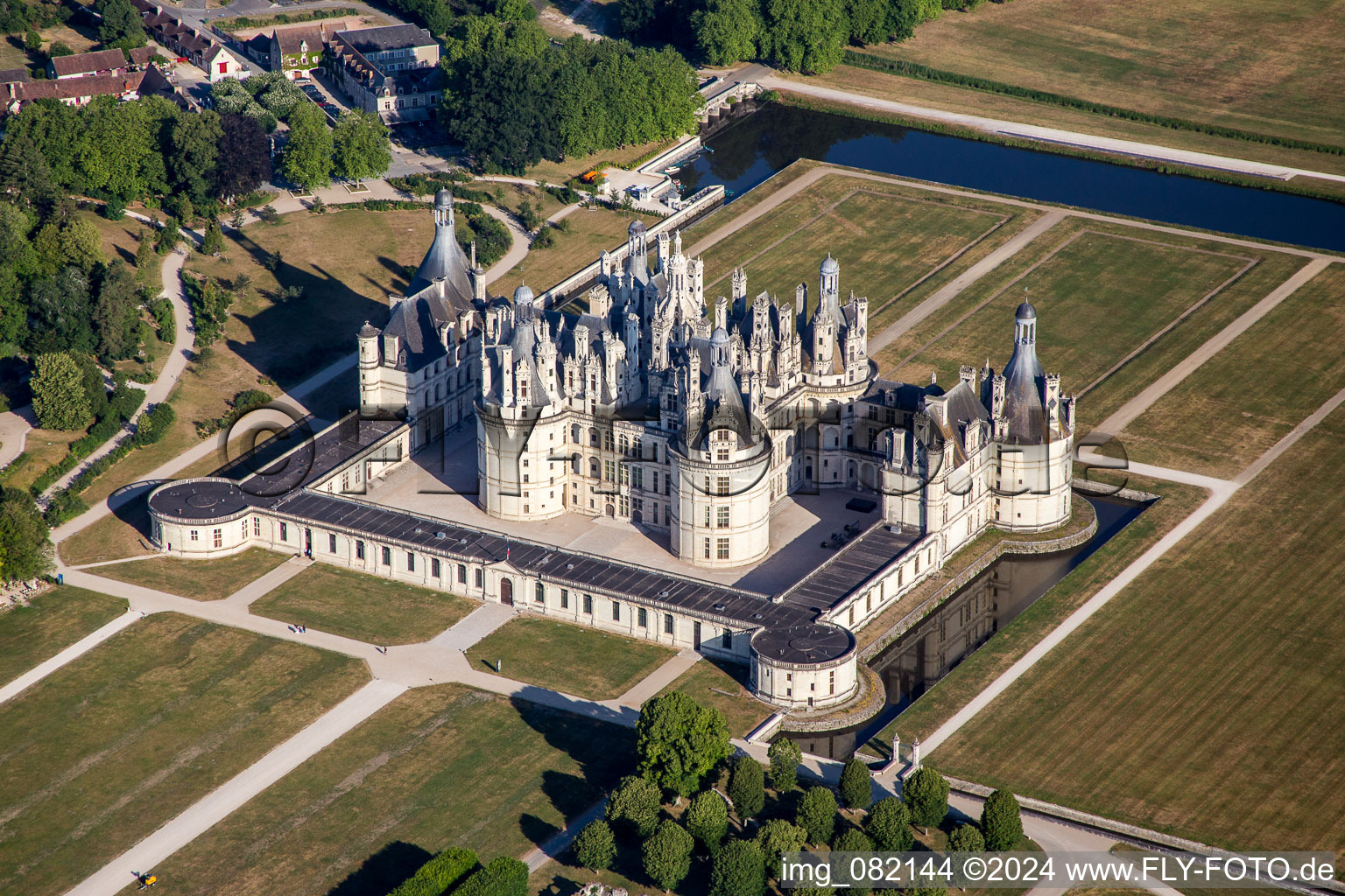 Vue aérienne de Ensemble châteaux du Schloss de Chambord - Château de Chambord à Chambord dans le département Loir et Cher, France