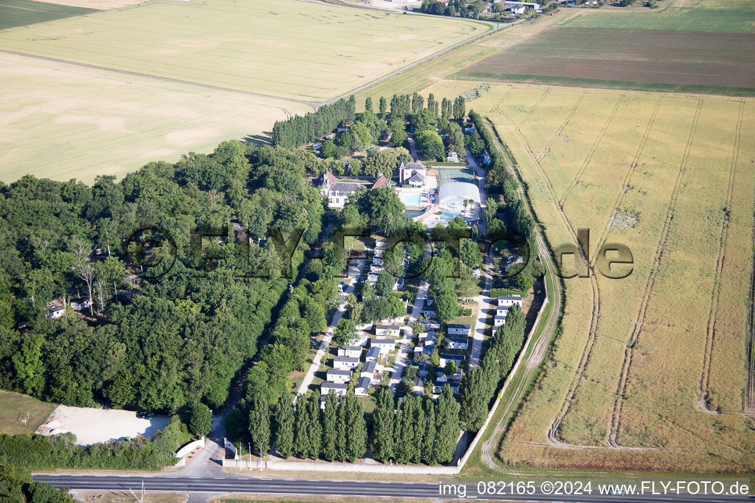 Vue aérienne de Camping Château de la grenouillère à Suèvres dans le département Loir et Cher, France