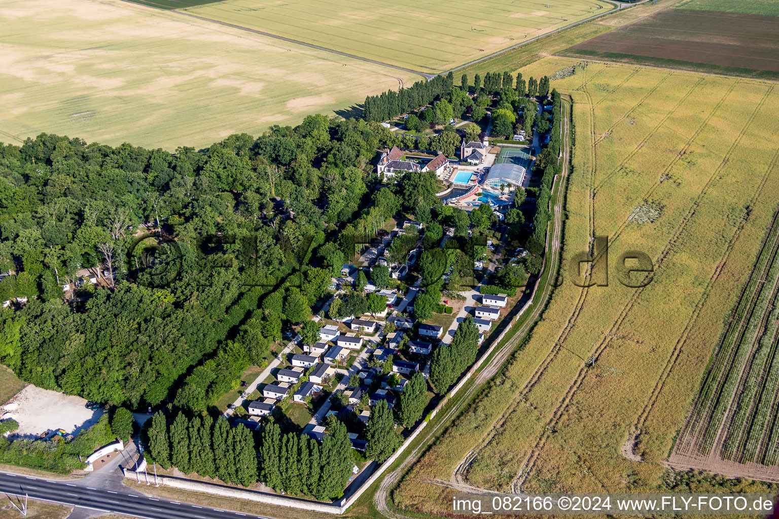 Vue aérienne de Équipements du Camping Capfun Château de la Grenouillère et parc de vacances Parc de la Grenouillère à Suèvres à Suèvres dans le département Loir et Cher, France