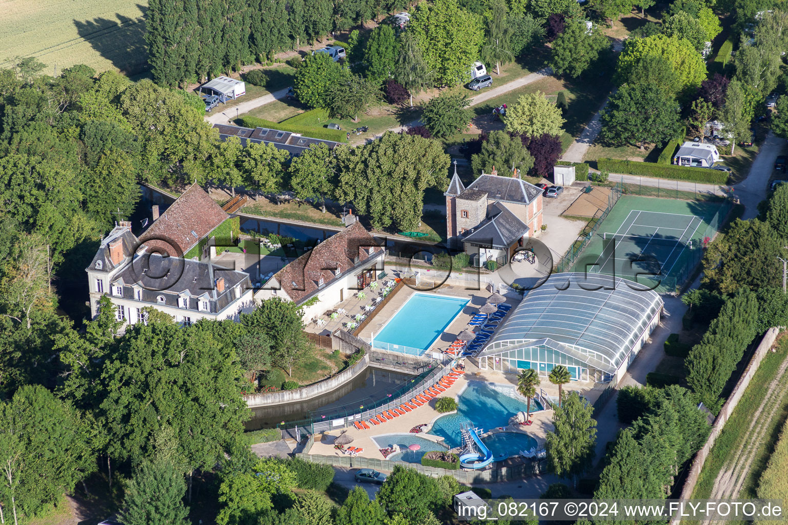 Vue aérienne de Équipements du Camping Capfun Château de la Grenouillère et parc de vacances Parc de la Grenouillère à Suèvres à Suèvres dans le département Loir et Cher, France