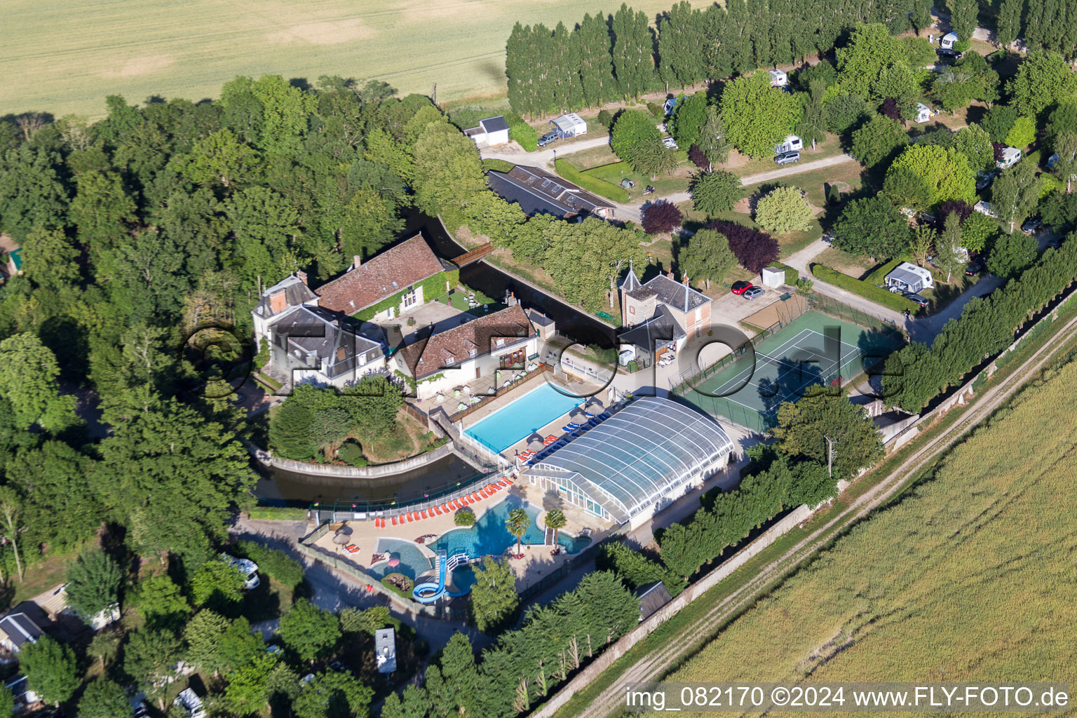 Photographie aérienne de Équipements du Camping Capfun Château de la Grenouillère et parc de vacances Parc de la Grenouillère à Suèvres à Suèvres dans le département Loir et Cher, France