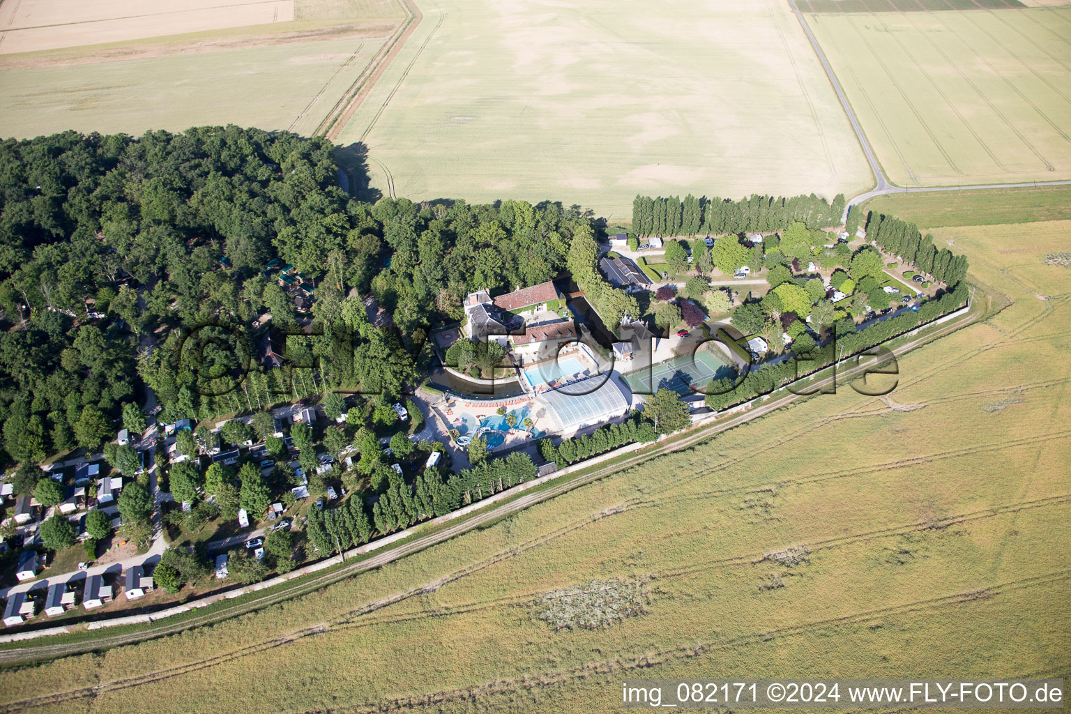 Vue aérienne de Camping Château de la grenouillère à Suèvres dans le département Loir et Cher, France