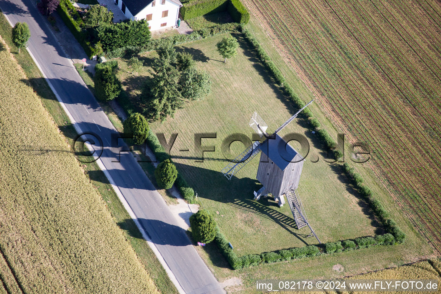 Vue aérienne de Moulin à vent historique sur la ferme d'une ferme en bordure de champs cultivés à Talcy dans le département Loir et Cher, France