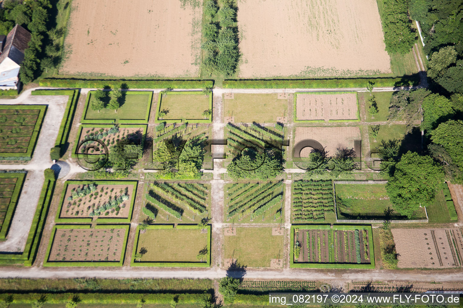 Vue aérienne de Parc du château du château Jardin de Château de Talcy à Talcy dans le département Loir et Cher, France