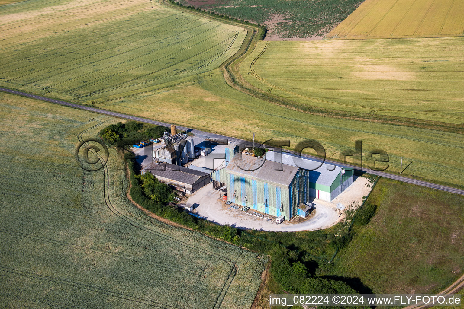 Vue aérienne de Silo haut et stockage de grains avec entrepôts Agri Négoce adjacents à Talcy dans le département Loir et Cher, France