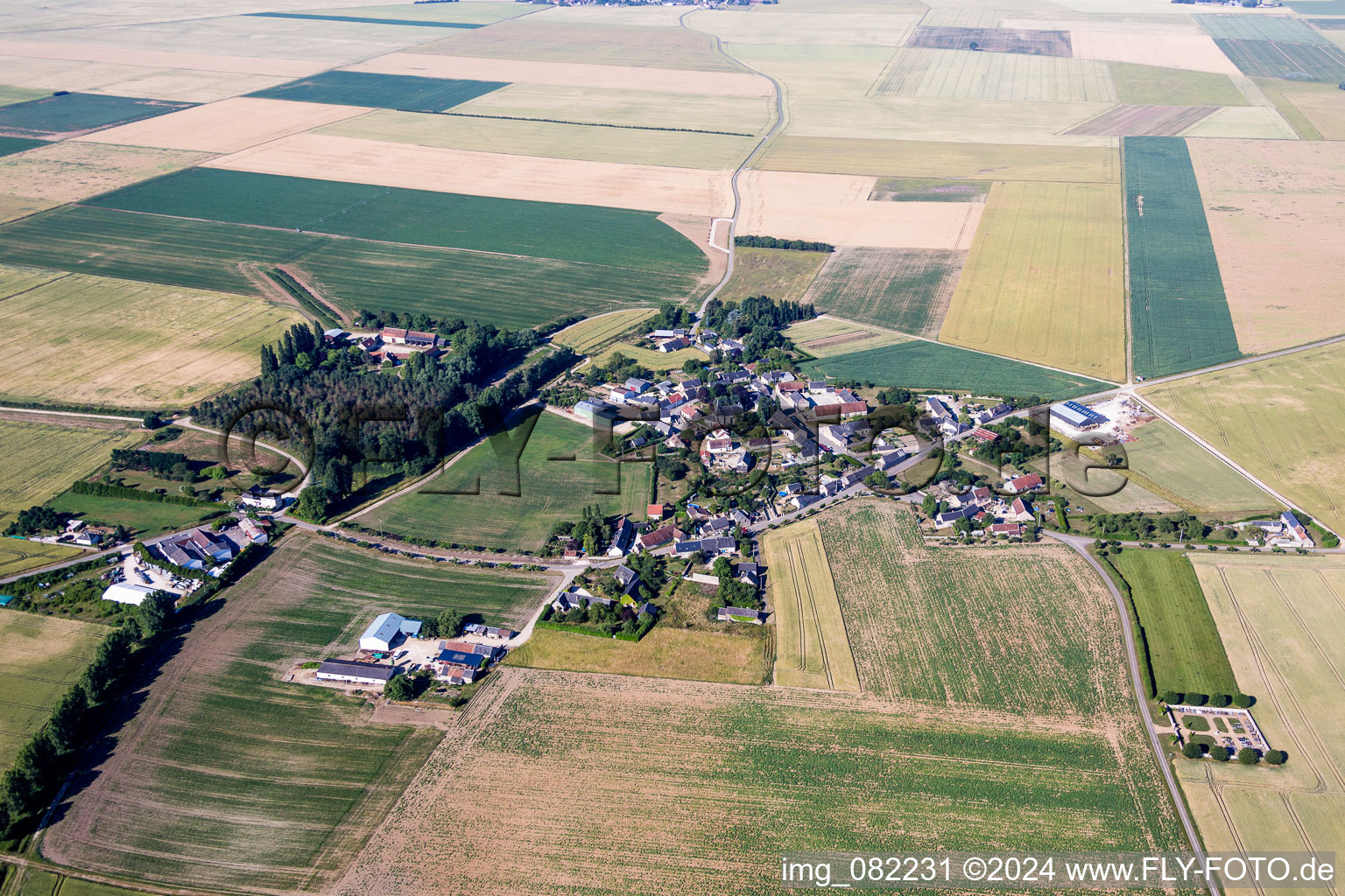 Vue aérienne de Champs agricoles et surfaces utilisables à Rhodon dans le département Loir et Cher, France