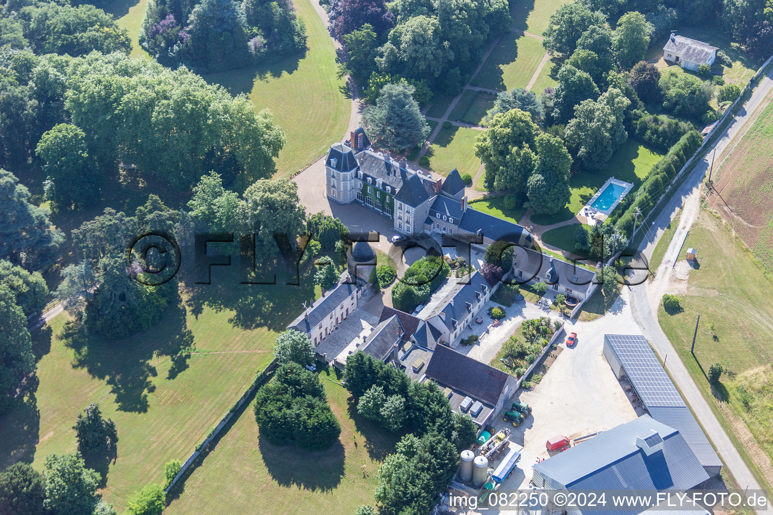 Vue aérienne de Bâtiments et parcs au manoir du manoir - domaine rural à Landes-le-Gaulois dans le département Loir et Cher, France