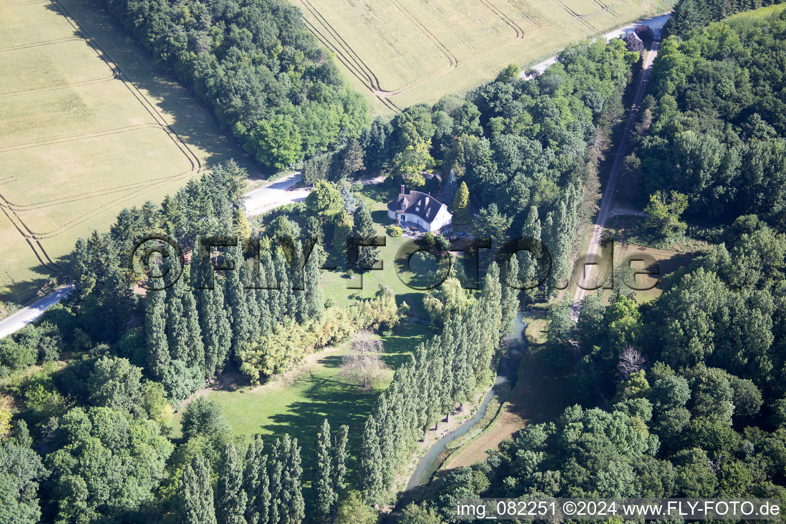 Landes-le-Gaulois dans le département Loir et Cher, France vue du ciel