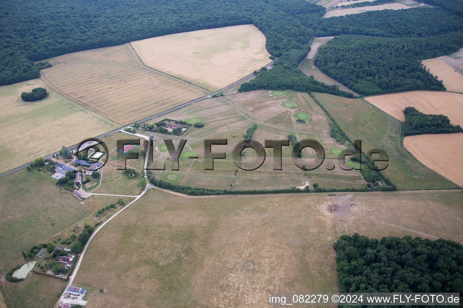 Vue aérienne de Le Clos du Golf Vallée du Loir à Cangey dans le département Indre et Loire, France