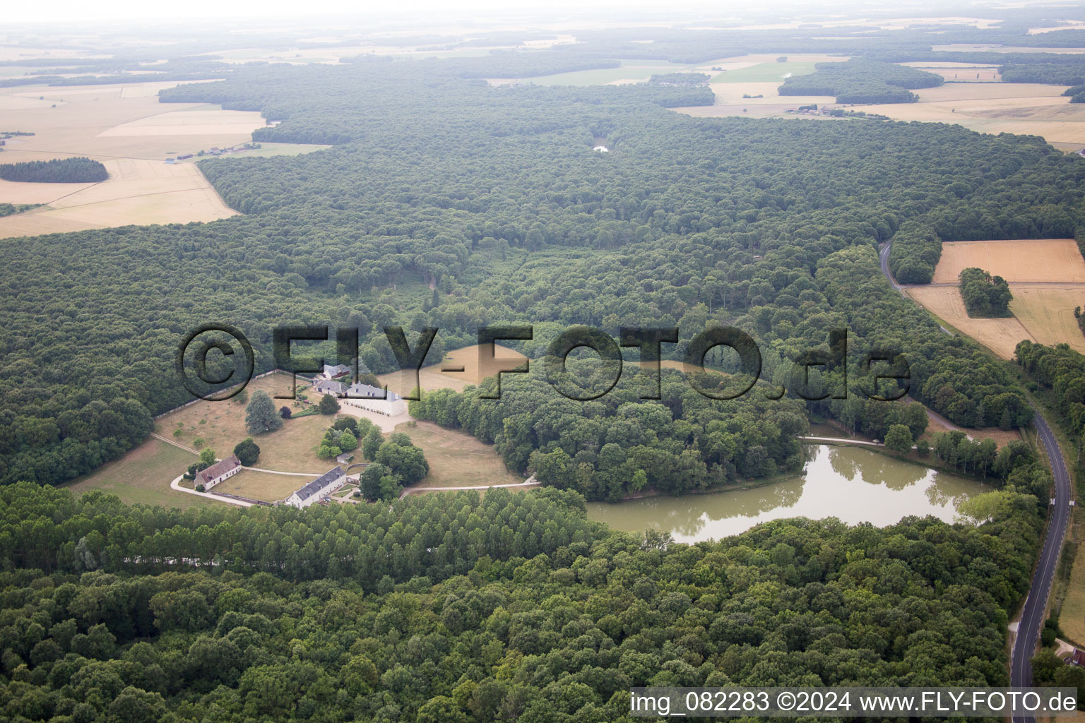 Vue oblique de Ensemble châteaux du château d'Autreche à Montreuil-en-Touraine dans le département Indre et Loire, France