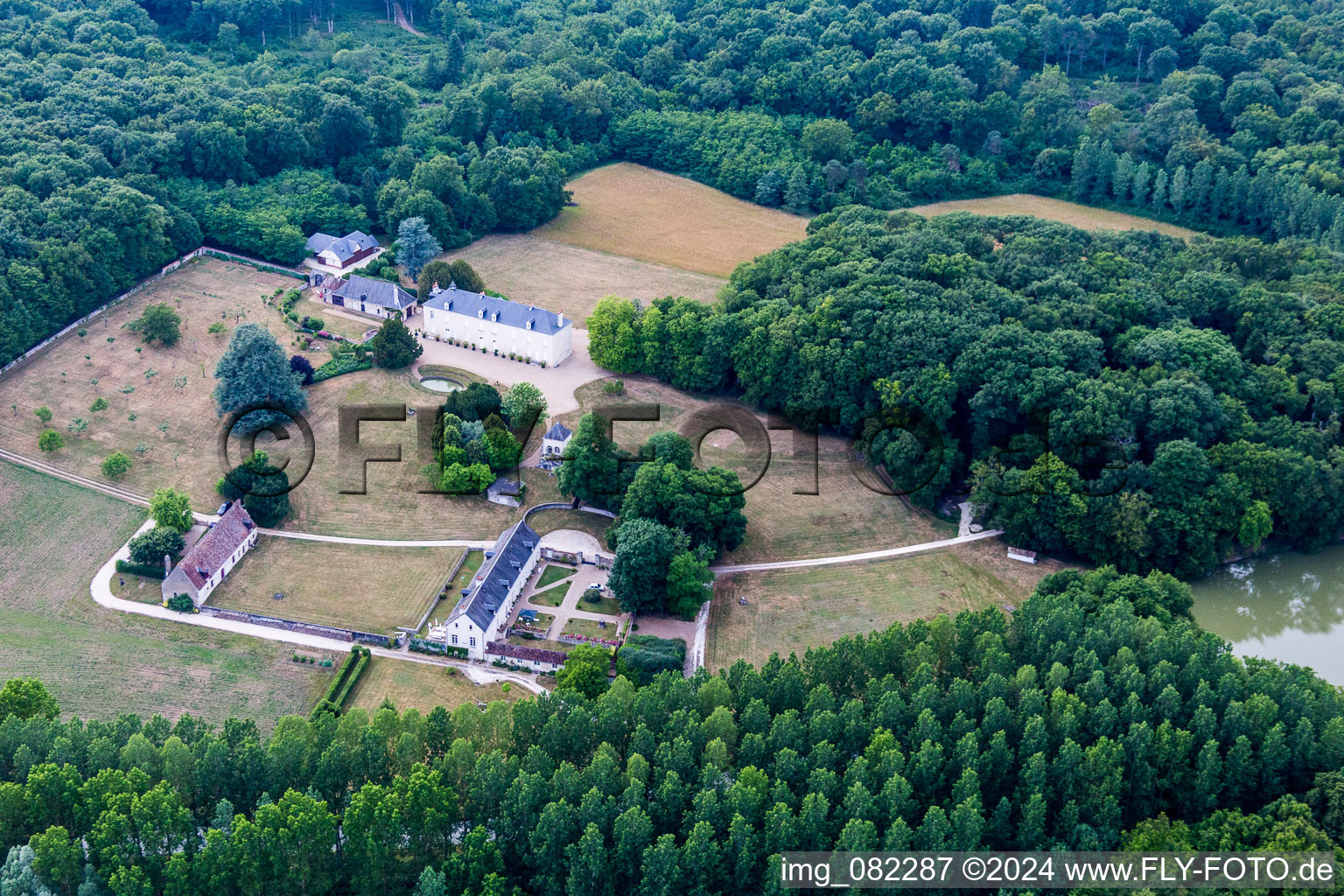 Ensemble châteaux du château d'Autreche à Montreuil-en-Touraine dans le département Indre et Loire, France vue d'en haut