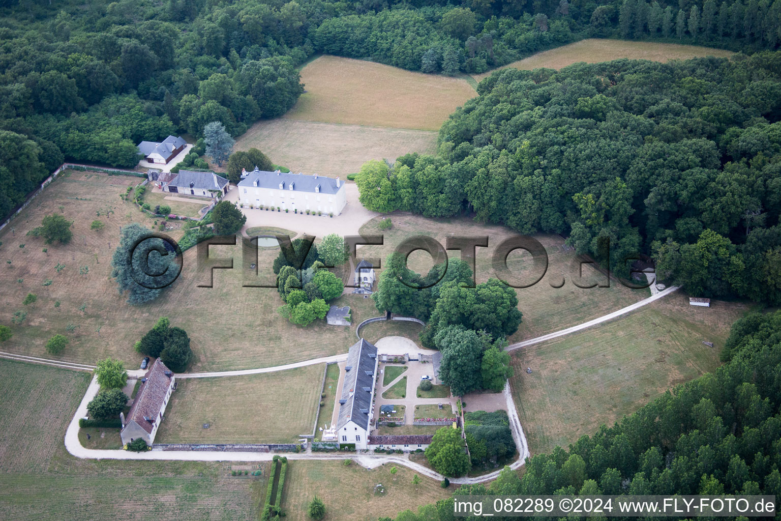 Ensemble châteaux du château d'Autreche à Montreuil-en-Touraine dans le département Indre et Loire, France depuis l'avion