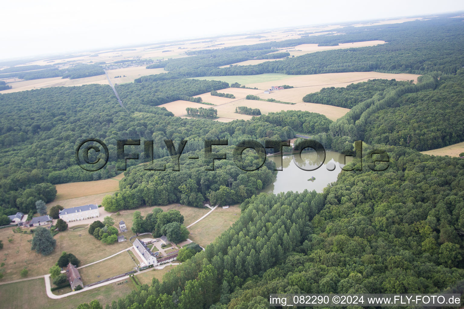 Vue d'oiseau de Ensemble châteaux du château d'Autreche à Montreuil-en-Touraine dans le département Indre et Loire, France