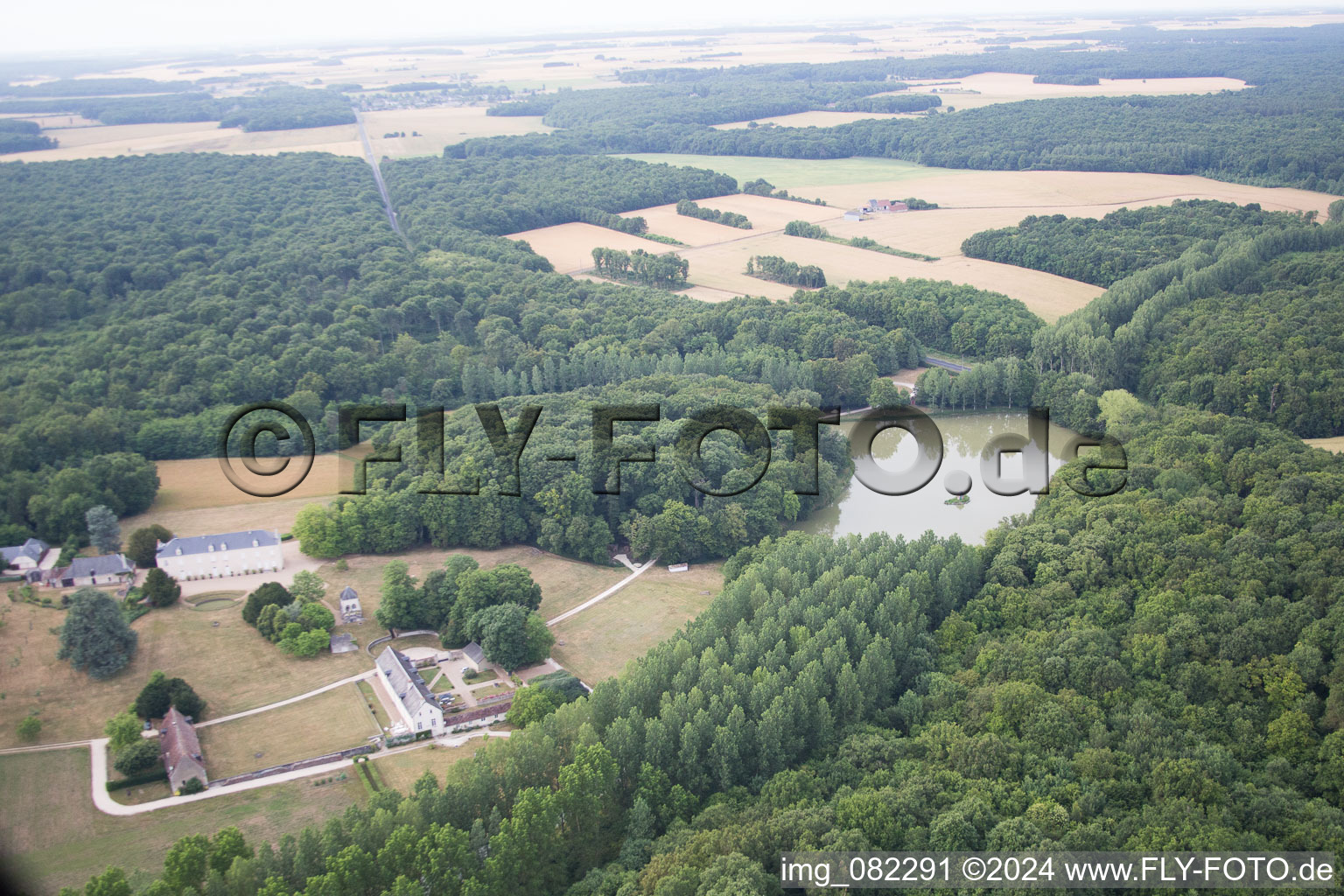 Ensemble châteaux du château d'Autreche à Montreuil-en-Touraine dans le département Indre et Loire, France vue du ciel