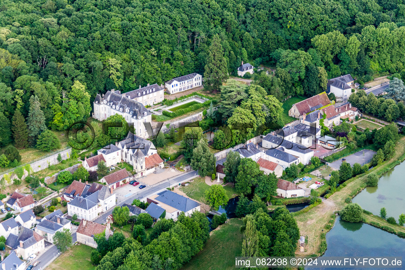 Saint-Ouen-les-Vignes dans le département Indre et Loire, France vue d'en haut