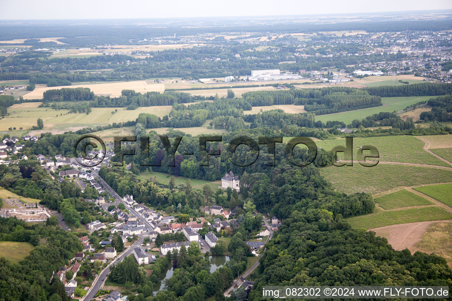 Vue aérienne de Pocé-sur-Cisse dans le département Indre et Loire, France