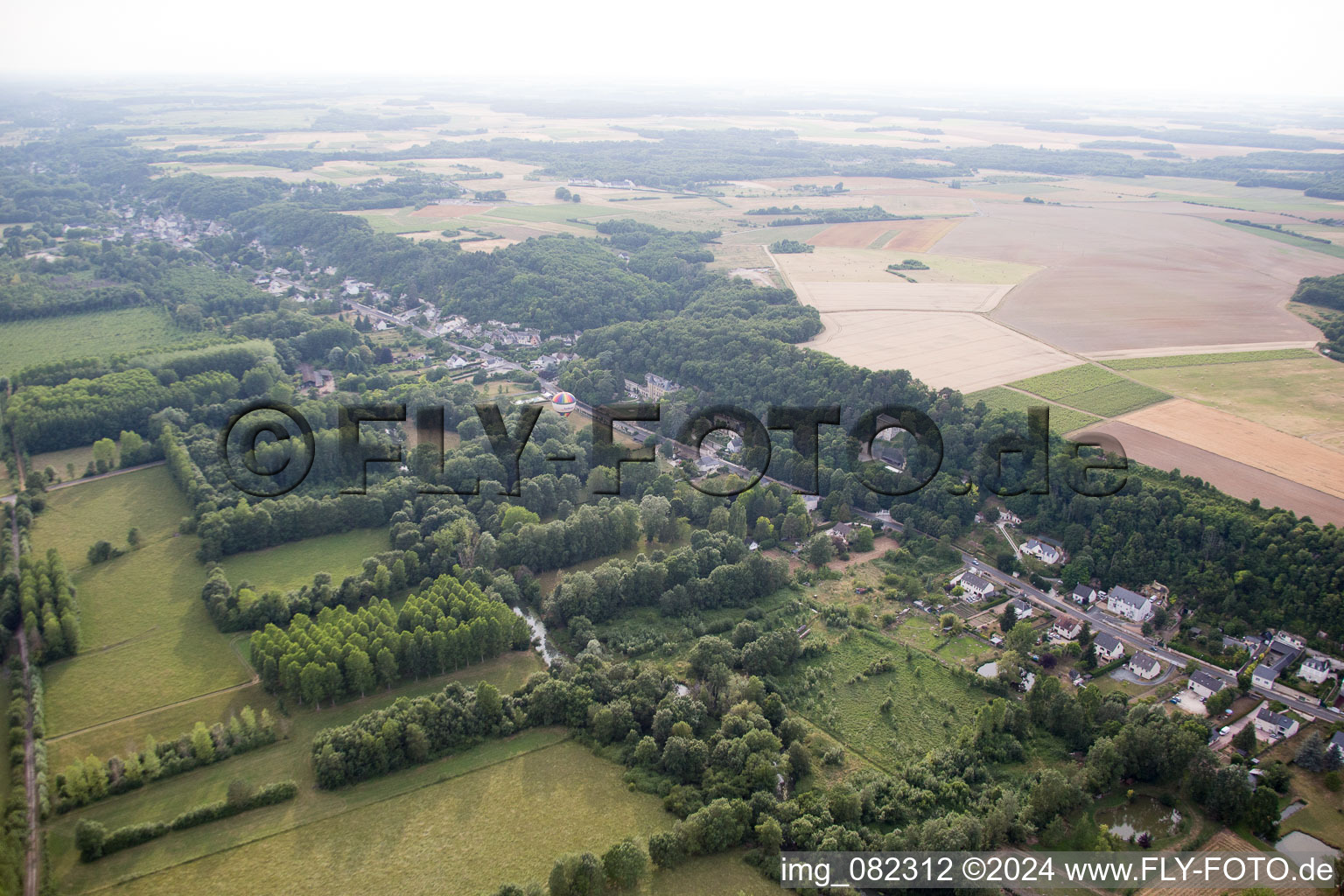 Vue aérienne de Décollage de montgolfière devant le Château de Perreux à Nazelles-Negron à Nazelles-Négron dans le département Indre et Loire, France