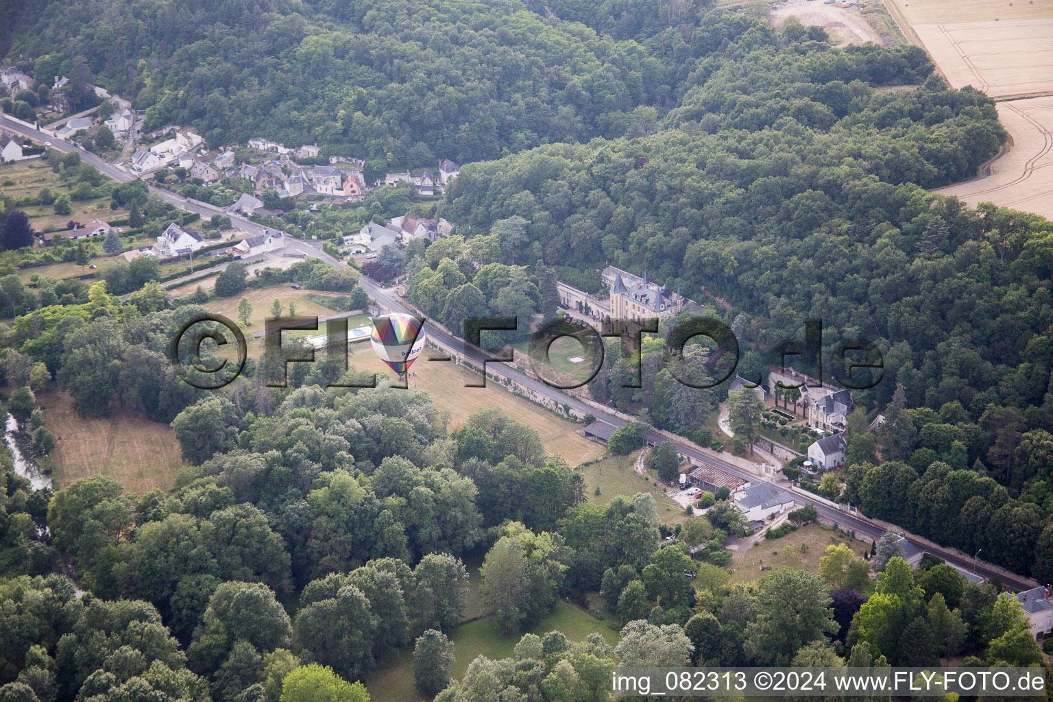 Vue aérienne de Décollage de montgolfière devant le Château de Perreux à Nazelles-Negron à Nazelles-Négron dans le département Indre et Loire, France