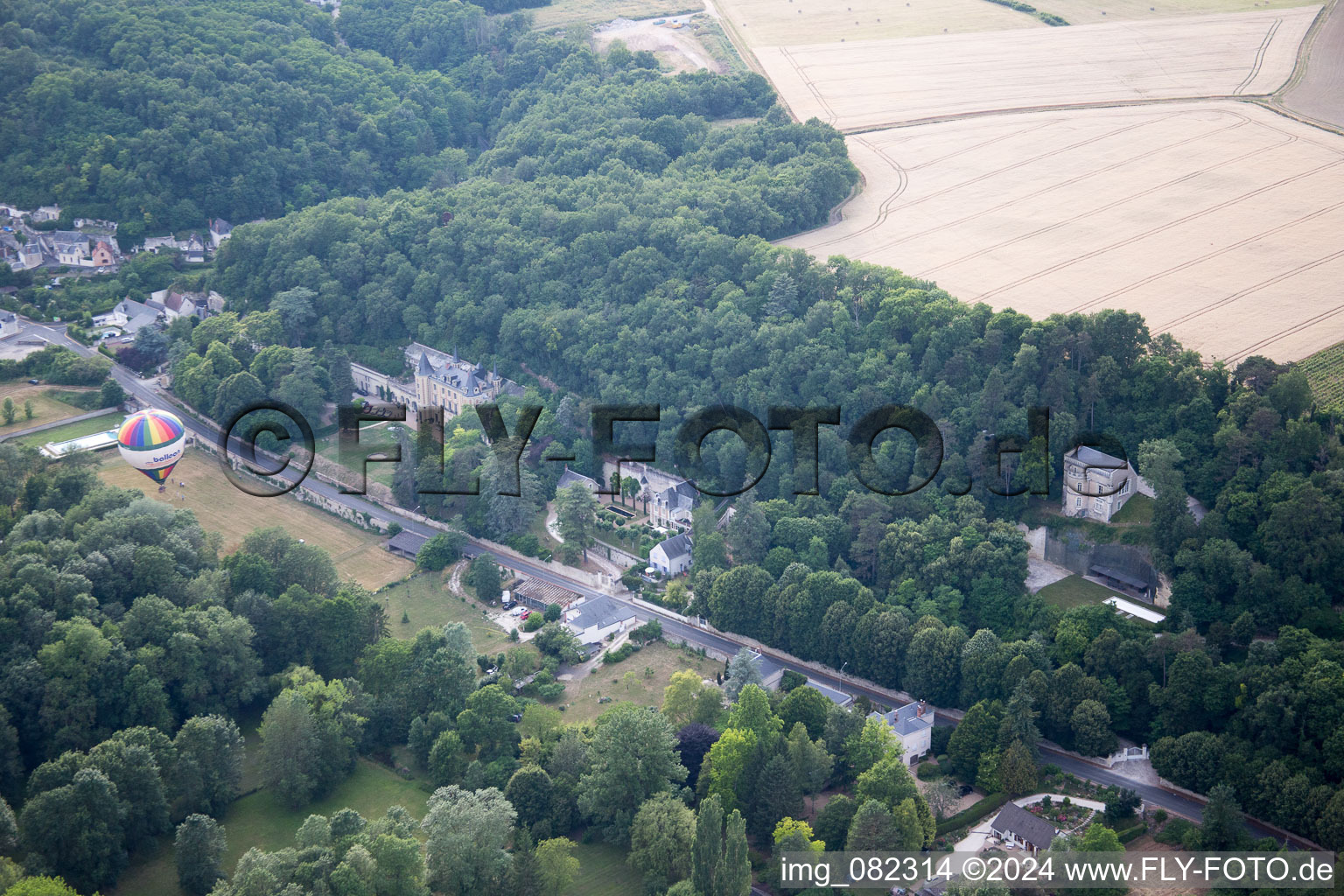 Photographie aérienne de Décollage de montgolfière devant le Château de Perreux à Nazelles-Negron à Nazelles-Négron dans le département Indre et Loire, France