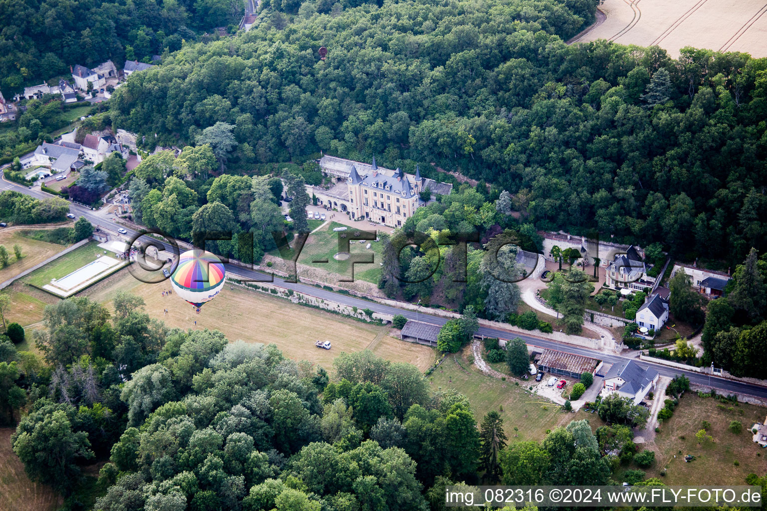 Décollage de montgolfière devant le Château de Perreux à Nazelles-Negron à Nazelles-Négron dans le département Indre et Loire, France d'en haut