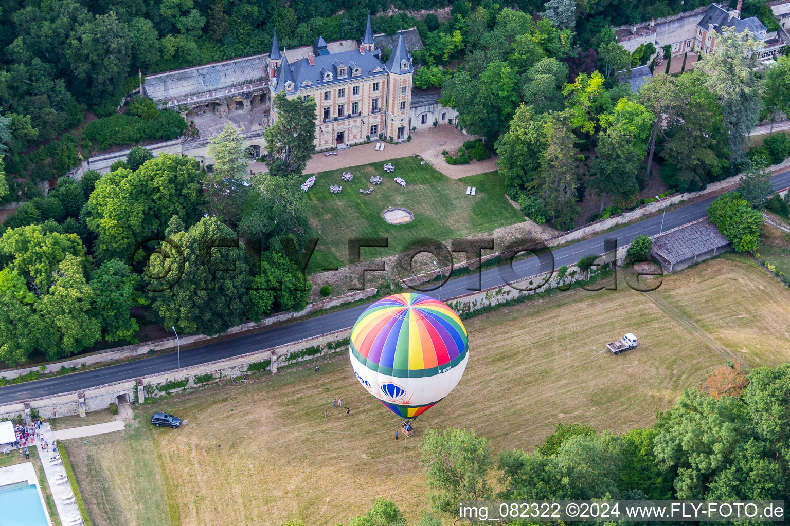 Vue aérienne de Décollage en montgolfière du Château de Perreux et déplacement au-dessus de l'espace aérien à Nazelles-Négron dans le département Indre et Loire, France