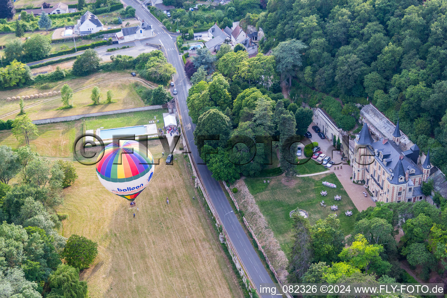 Vue aérienne de Décollage en montgolfière du Château de Perreux et déplacement au-dessus de l'espace aérien à Nazelles-Négron dans le département Indre et Loire, France