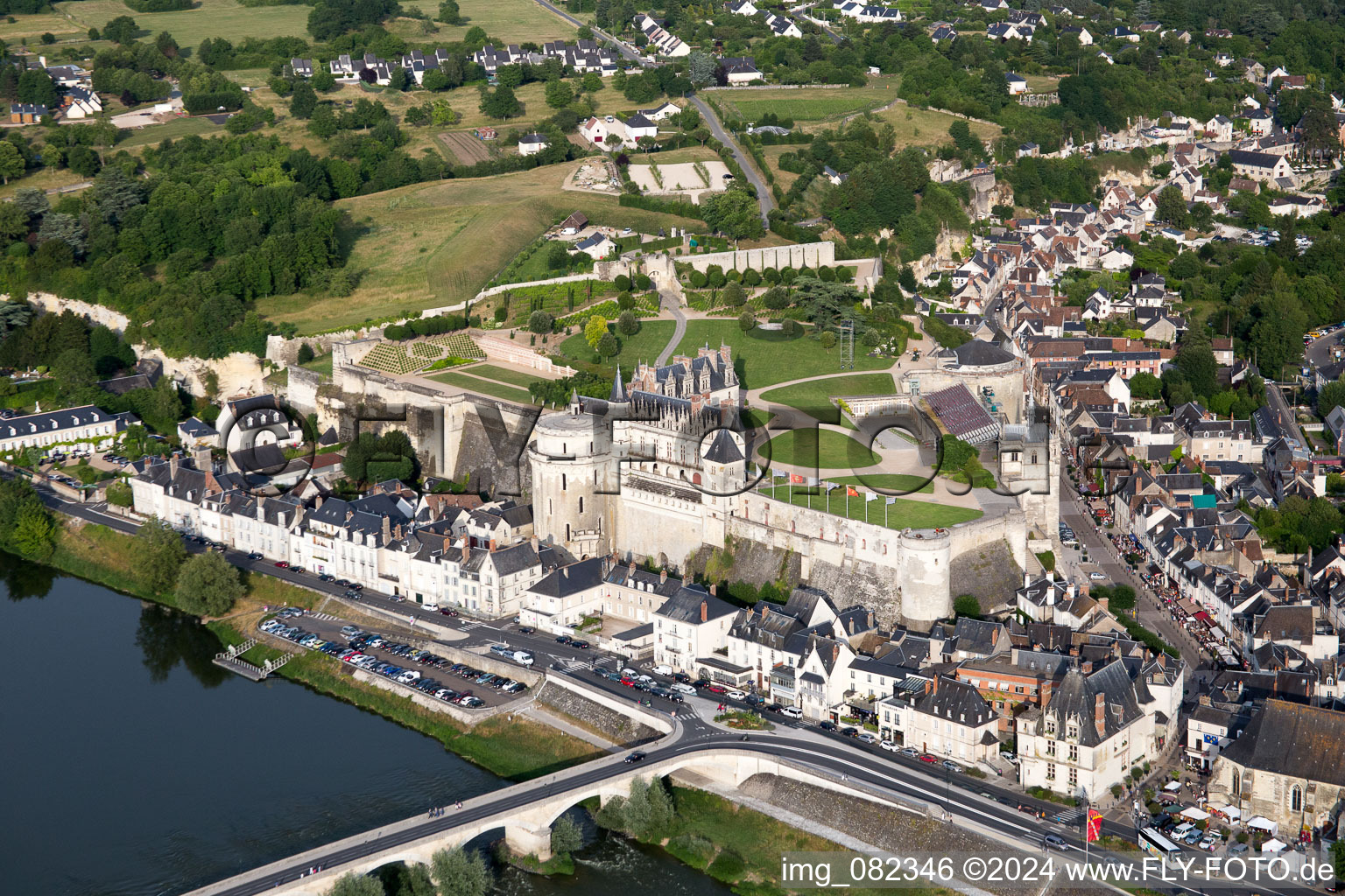 Vue aérienne de Ensemble châteaux du Château Royal d'Amboise à Amboise dans le département Indre et Loire, France