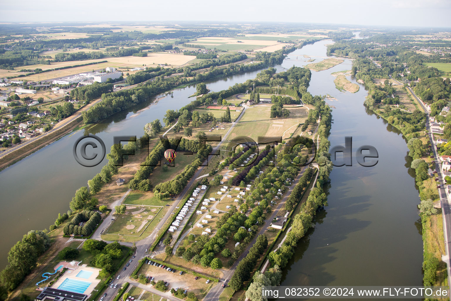 Vue aérienne de Île au bord de la Loire à Amboise dans le département Indre et Loire, France