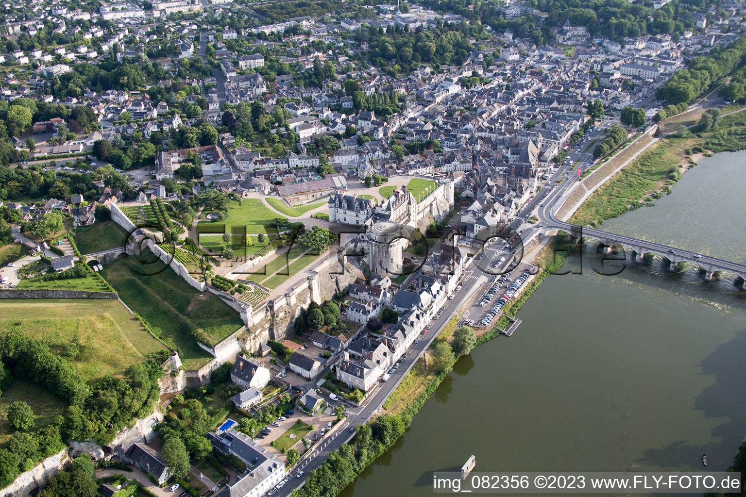 Amboise dans le département Indre et Loire, France vu d'un drone