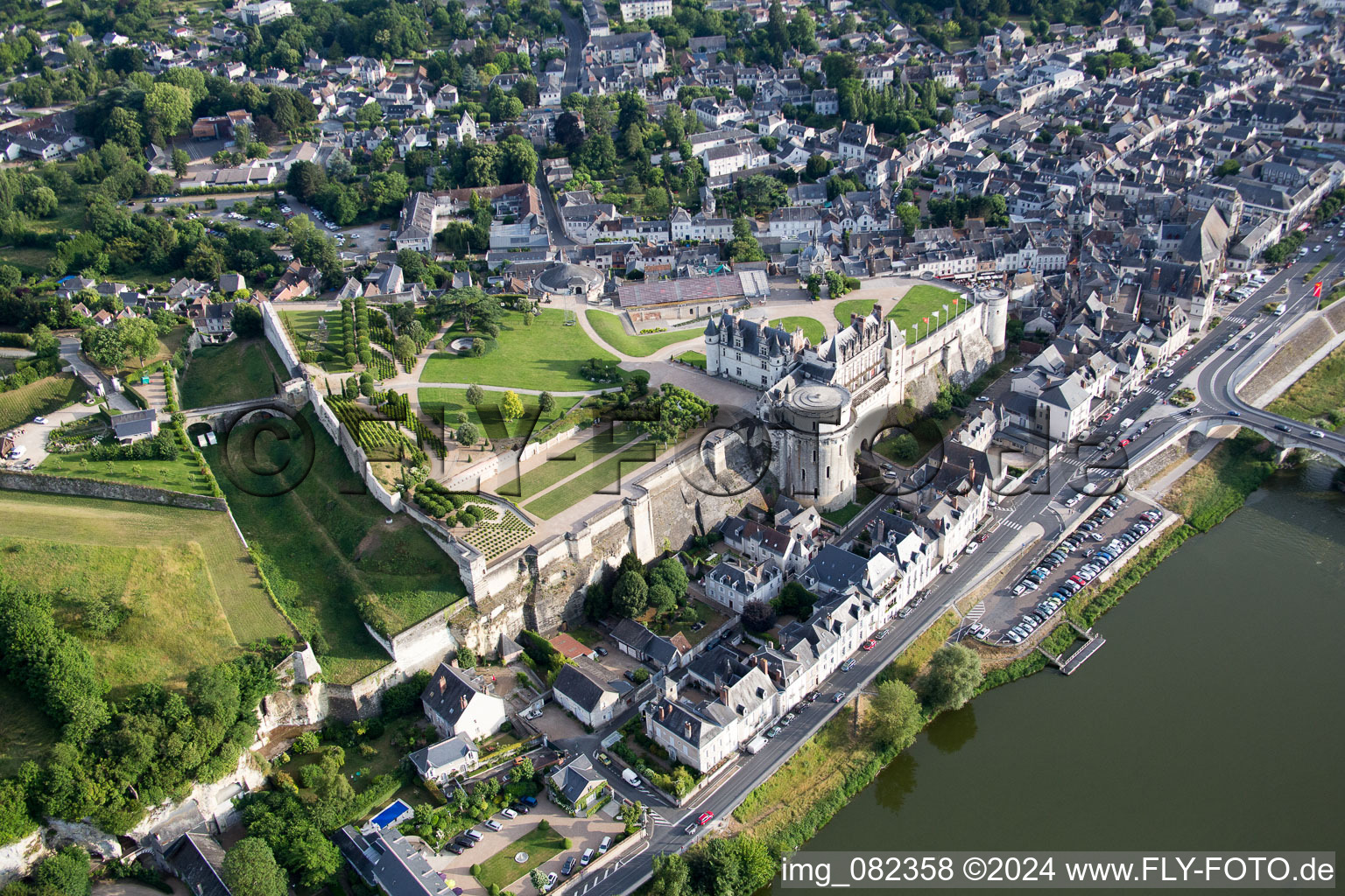 Vue aérienne de Ensemble châteaux du Château Royal d'Amboise à Amboise dans le département Indre et Loire, France