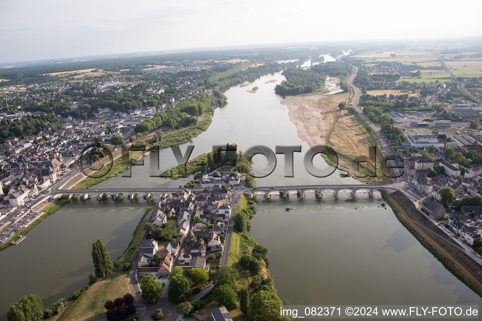 Vue aérienne de Île au bord de la Loire à Amboise dans le département Indre et Loire, France