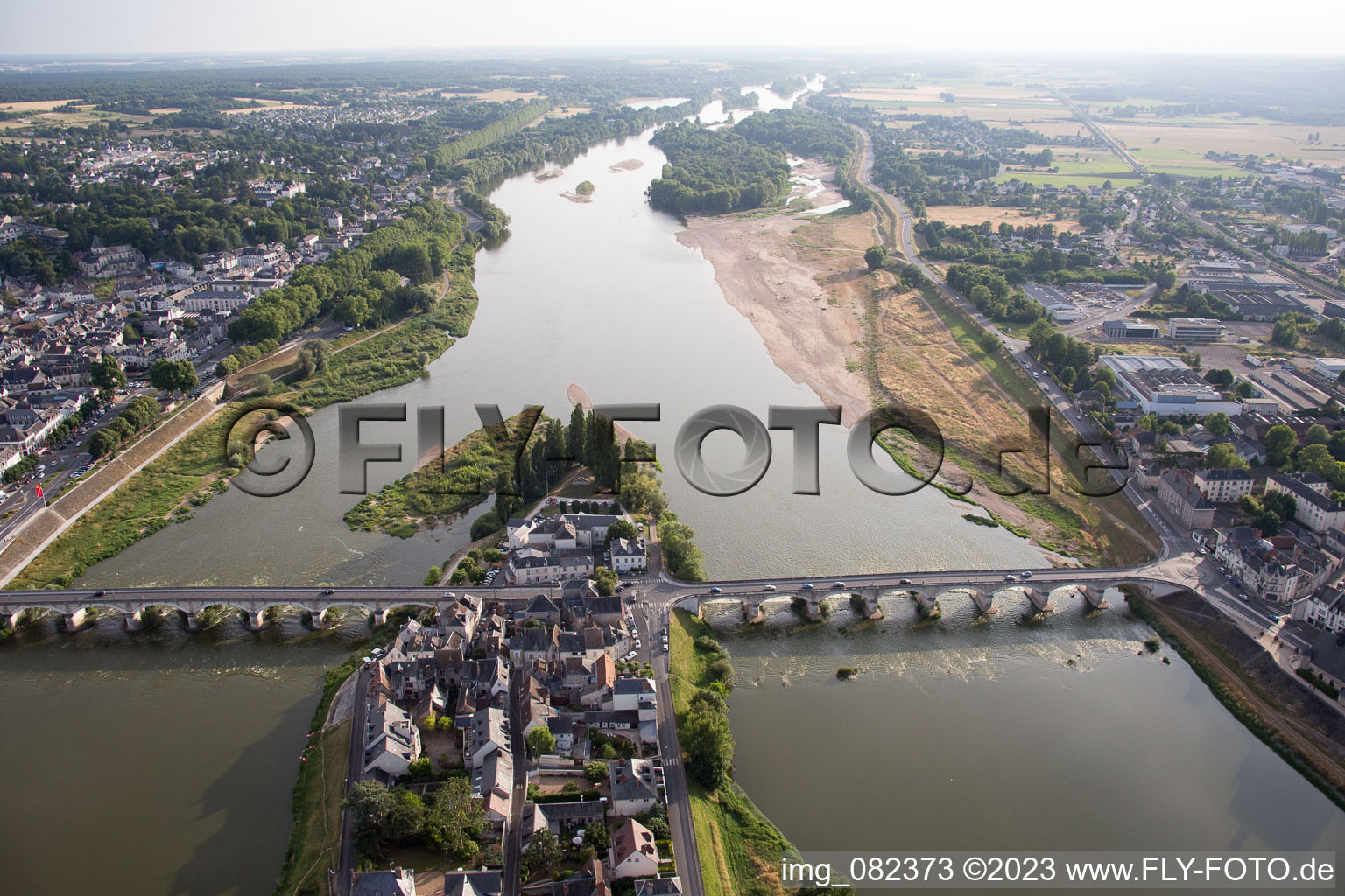 Amboise dans le département Indre et Loire, France vu d'un drone