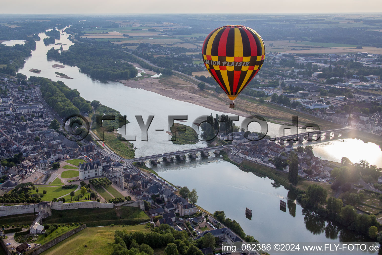Photographie aérienne de Île au bord de la Loire à Amboise dans le département Indre et Loire, France