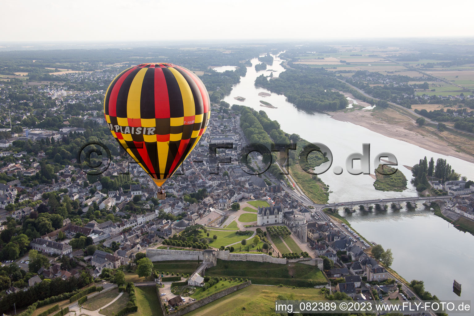 Amboise dans le département Indre et Loire, France vu d'un drone