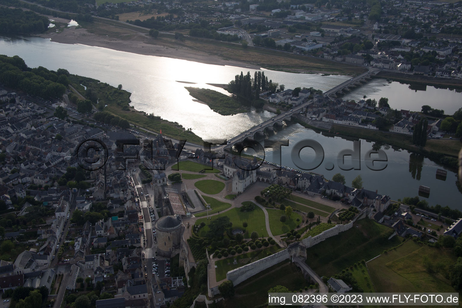 Amboise dans le département Indre et Loire, France vu d'un drone