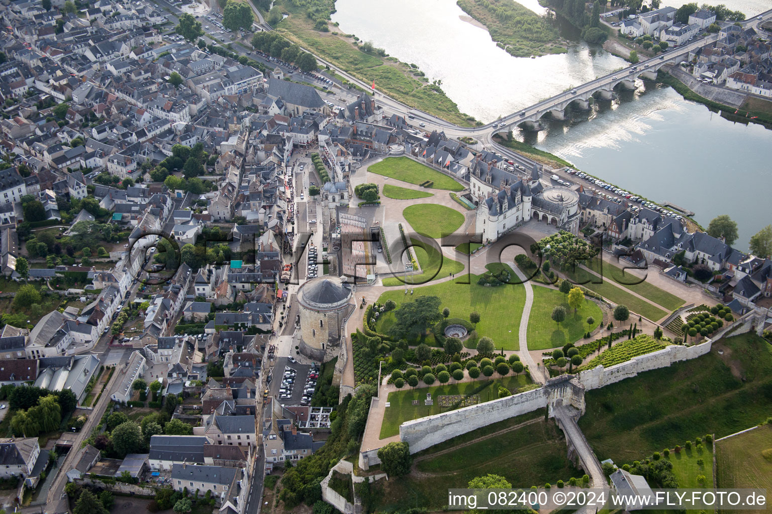 Ensemble châteaux du Château Royal d'Amboise à Amboise dans le département Indre et Loire, France hors des airs