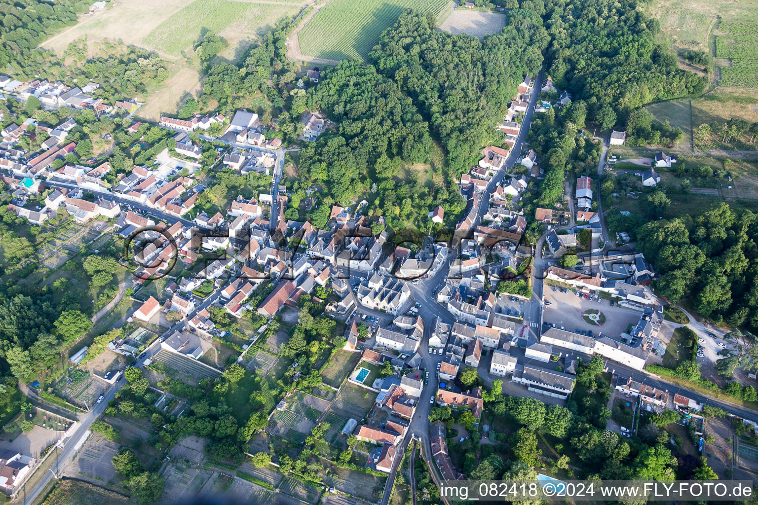 Vue aérienne de Vue des rues et des maisons des quartiers résidentiels à Mosnes dans le département Indre et Loire, France